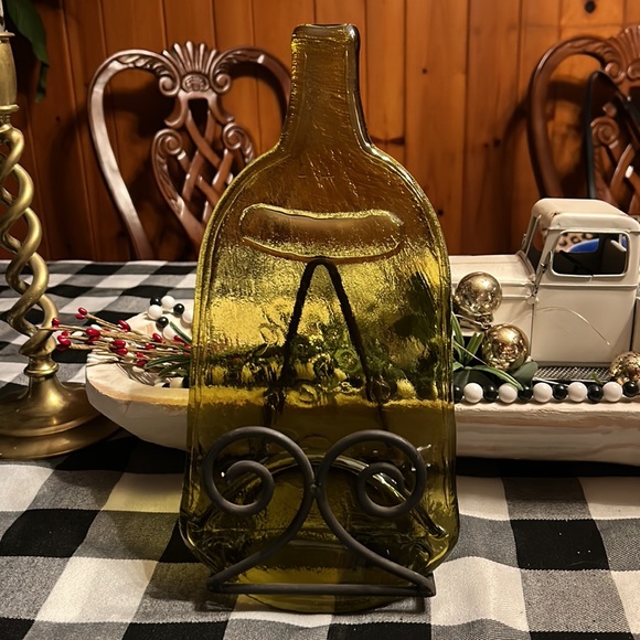 Up cycled yellow/green wine bottle. Perfect for a cutting board or cheeseboard. - Picture 2 of 4